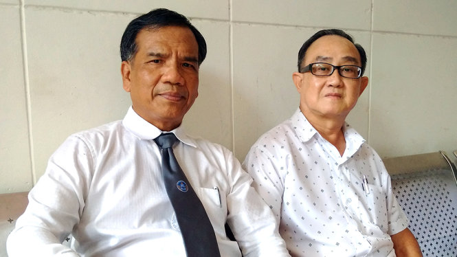 Ông Tuấn Minh (bên phải) cùng luật sư của mình chuẩn bị vào phiên xét xử -Ảnh: Ái Nhân