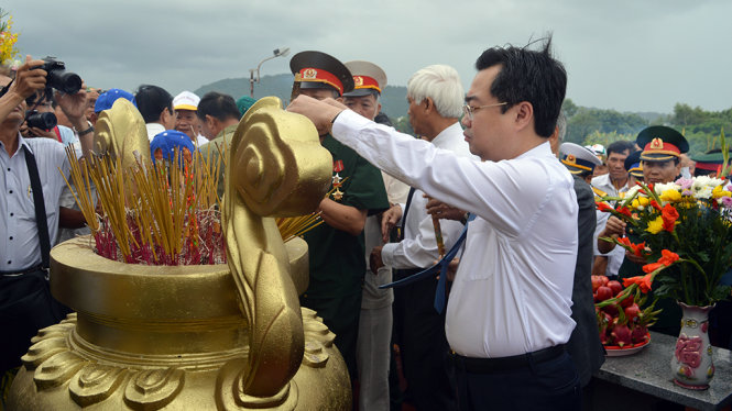 Ông Nguyễn Thanh Nghị - Bí thư tỉnh ủy Kiên Giang dâng hương tại tượng đài - Ảnh: HOÀNG TRUNG