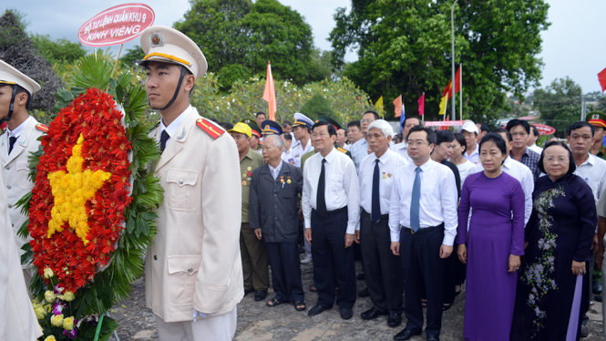 Đoàn của ông Trương Tấn Sang chuẩn bị tiến về tượng đài NTLS - Ảnh: HOÀNG TRUNG