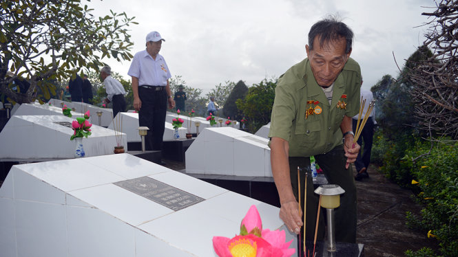 Các cựu tù thắp hương cho đồng đội - Ảnh: HOÀNG TRUNG