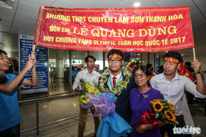 Thí sinh Lê Quang Trung, THPT Chuyên Lam Sơn (Thanh Hoá) và mẹ  - Ảnh: Nguyễn Khánh