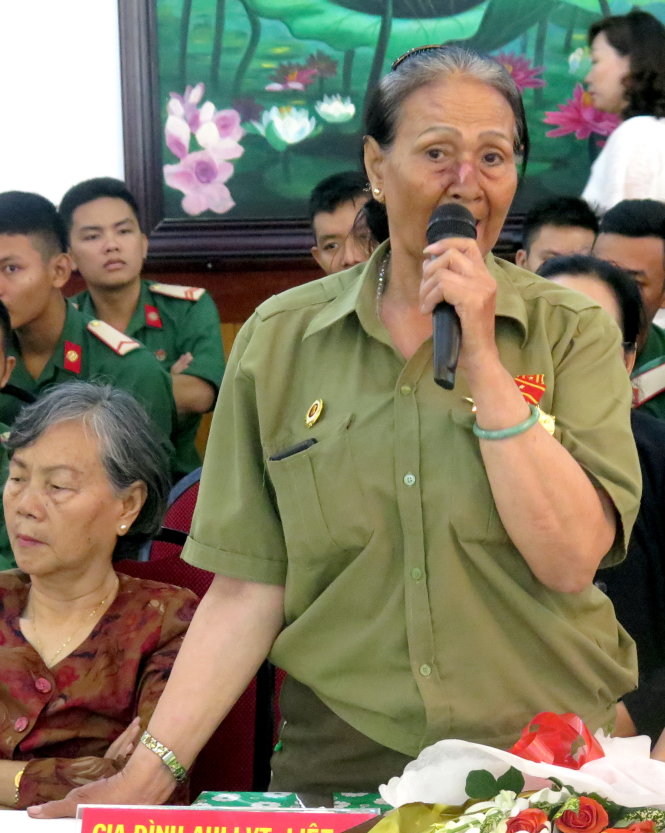Bà Hồ Thị Sao kể lại những kỷ niệm lúc sinh thời của chị Hồ Thị Kỷ - Ảnh: L.Điền