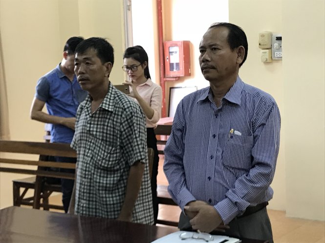 Ông Nguyễn Thiện Trí (chồng và là người đại diện cho bà Tú) và luật sư Nguyễn Trường Thành (phải) đại diện cho bệnh viện tại phiên tòa sơ thẩm ngày 29-6 - Ảnh: C. Quốc