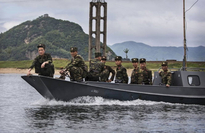 Binh sĩ Triều Tiên di chuyển trên sông Áp Lục - biên giới tự nhiên với Trung Quốc - Ảnh: AFP