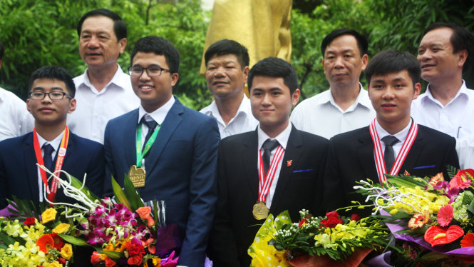 Chân dung 4 nam sinh Trường THPT chuyên Phan Bội Châu đạt huy chương tại các kỳ thi Olympic Vật lý, Toán và Hóa học quốc tế 2017 - Ảnh: DOÃN HÒA