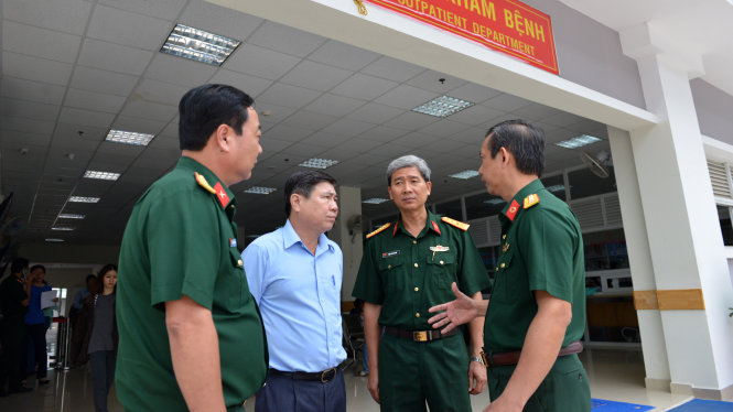 Ông Nguyễn Thành Phong - Chủ tịch UBND TP.HCM trò chuyện với ban giám đốc Bệnh viện Quân y 7A, Q.5 - Ảnh: Lê Phan