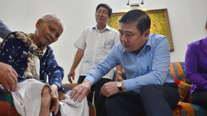 Ông Nguyễn Thành Phong - Chủ tịch UBND TP.HCM thăm hỏi bà Trương Thị Nhân tại nhà riêng trên đường Bùi Thị Xuân - Ảnh: Lê Phan