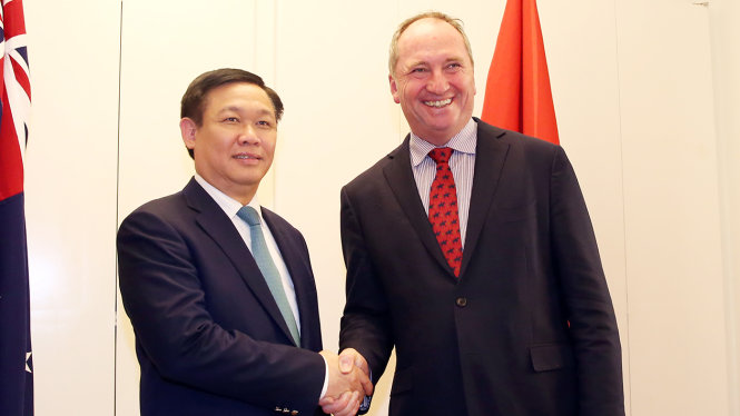 Phó Thủ tướng Vương Đình Huệ gặp Quyền Thủ tướng kiêm Bộ trưởng Nông nghiệp và Nguồn nước Australia Barnaby Joyce ngày 25-7 - Ảnh: T. CHUNG