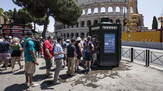 Du khách ở thủ đô Rome xếp hàng chờ hứng nước uống - Ảnh: AFP