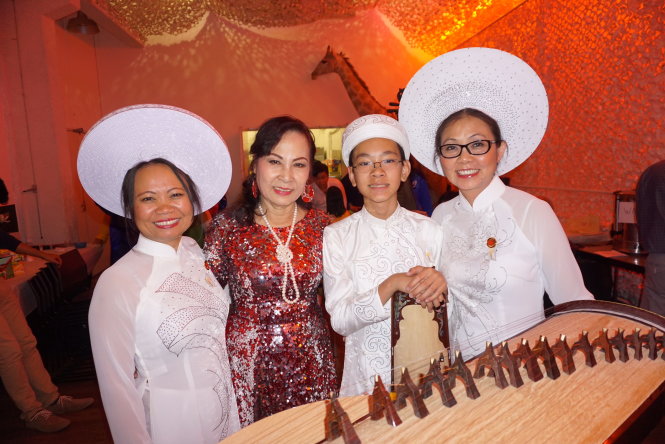 NSND Phương Bảo (thứ hai từ trái qua) và thành viên của Đoàn văn nghệ dân tộc Hướng Việt tại Seattle, Mỹ tham dự đại hội tại Pháp - Ảnh: THANH HIỆP