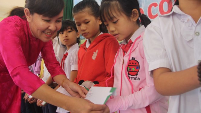 Phần trao quà cho các bạn học sinh nghèo tại Bình Định trong chương trình “Tiếp sức nhà nông cho con tới trường” -
 Ảnh: THÁI THỊNH