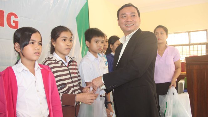 Phần trao quà cho các bạn học sinh nghèo tại Bình Định trong chương trình “Tiếp sức nhà nông cho con tới trường” -
 Ảnh: THÁI THỊNH