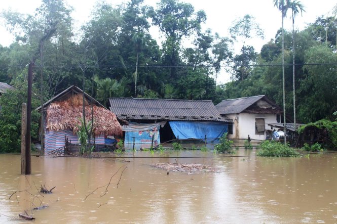 Nước lũ dâng làm ngập nhà dân ở huyện Hương Khê - ẢNH: VĂN ĐỊNH