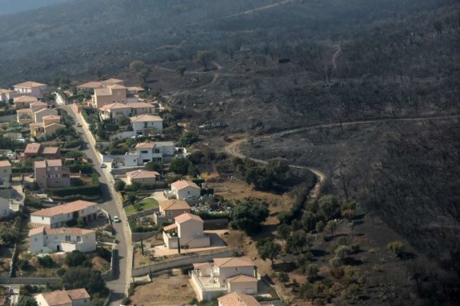 Một khu vực rộng lớn ở Biguglia bị làm mồi cho lửa - Ảnh: AFP