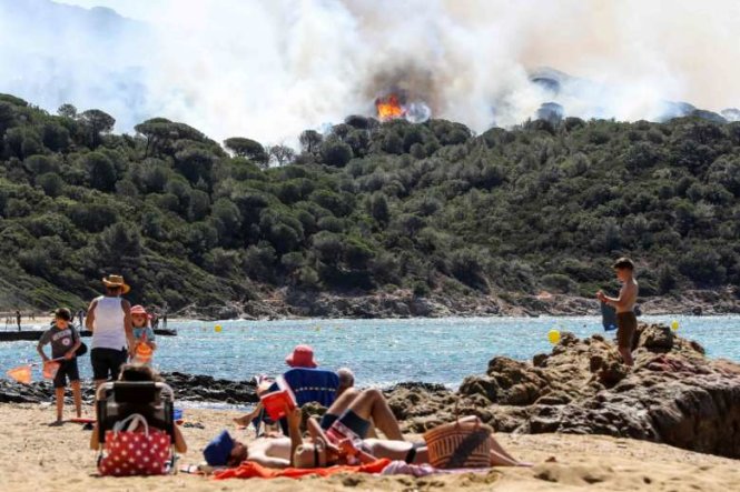 Một đám cháy rừng xảy ra gần nơi du khách nghỉ ngơi ở La Croix-Valmer, gần Saint-Tropez - Ảnh: AFP
