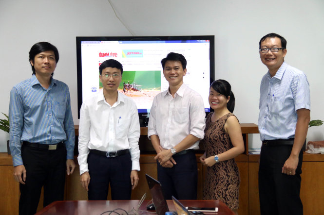 Ông Võ Hùng Thuật (thứ giữa), phó tổng thư ký tòa soạn phụ trách Tuổi Trẻ Online, và ông Phan Trọng Lân (thứ hai, từ trái sang) - Ảnh: HỮU KHOA