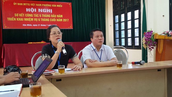 Bà Vũ Mai Khanh, chủ tịch UBND phường Văn Miếu, trong buổi gặp với báo chí sáng 26-7 - ẢNH: Quang Nguyễn