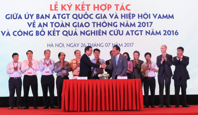 Lãnh đạo Uỷ ban ATGT Quốc gia và Hiệp hội các nhà sản xuất xe máy Việt Nam (VAMM) cùng các đại diện tại buổi lễ ký kết hợp tác. ảnh : CHÍ TUỆ