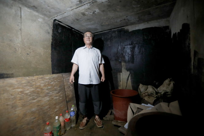 Ông Woo Jong Il tự xây hầm trú ẩn bảo vệ bản thân và gia đình vì nhà ở gần đường biên giới hai miền - Ảnh: REUTERS