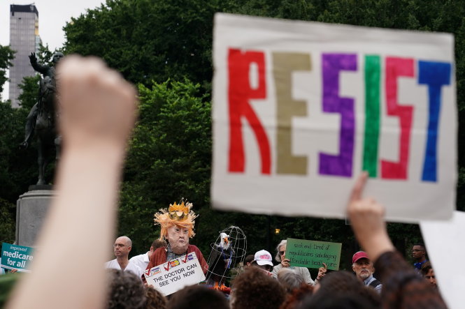 Những người Mỹ tuần hành ở Manhattan biểu tình chống dự luật sức khỏe mới - Ảnh: REUTERS