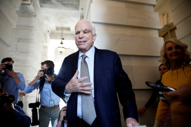 TNS John McCain với vết phẫu thuật trên mắt bên trái vẫn quay về bỏ phiếu hôm 25-7 - Ảnh: REUTERS