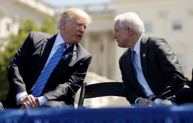 Tổng thống Donald Trump (trái) trò chuyện cùng bộ trưởng Jeff Sessions khi hai người dự một sự kiện ở Washington hôm 15-5 - Ảnh: REUTERS