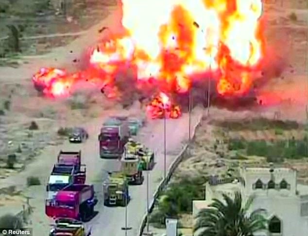 Kíp lái xe tăng của quân đội Ai Cập đã dũng cảm cán lên chiến xe bom và lui về an toàn trước khi nó phát nổ - Ảnh chụp màn hình