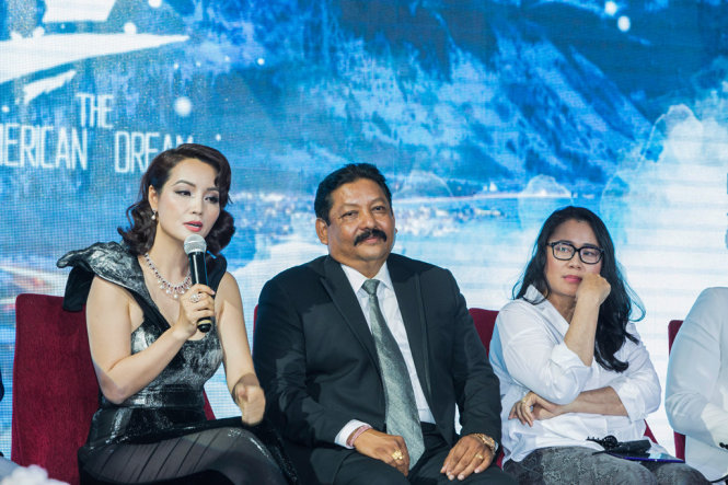Nhà sản xuất Mai Thu Huyền và ông Ramani Raja cùng đạo diễn Hồng Ngân chia sẻ tại buổi ra mắt