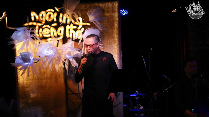Phạm Hoài Nam hát trong đêm nhạc thiện nguyện Ngồi im tiếng thở do nhóm bạn trẻ yêu nhạc Đĩa hát Sài Gòn tổ chức - Ảnh: Ali Bùi