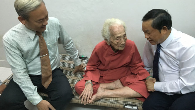 Bí thư Tỉnh ủy Đồng Nai Nguyễn Phú Cường và đại tướng Đỗ Bá Tỵ thăm Mẹ Việt Nam Anh hùng Trương Thị Hòa