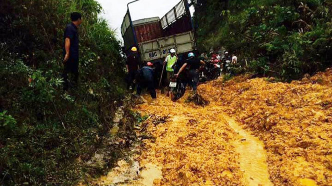 Mưa lớn gây sạt lở núi làm chia cắt xã Hương Lâm và Hương Liên của huyện Hương Khê - Ảnh: VĂN ĐỊNH