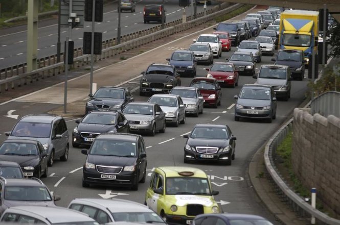 Tình trạng ùn ứ giao thông ở khu vực gần sân bay Heathrow, phía tây London, Anh - Ảnh: Reuters