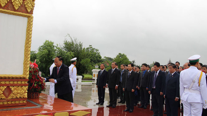 Đoàn cán bộ cấp cao TP.HCM dâng hoa tại tượng đài Chủ tịch Cayson Phomvihan ở tỉnh Savannakhet - Ảnh: M.HOA