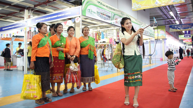 Nhiều người dân Lào tới tham quan, mua sắm tại hội chợ ngày 27-7 - Ảnh: M.HOA