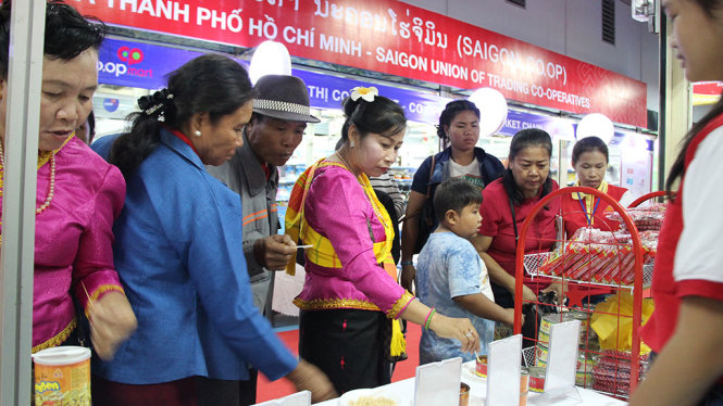 Nhiều người dân Lào tới tham quan và dùng thử sản phẩm Vissan tại Hội chợ - Ảnh: M.HOA