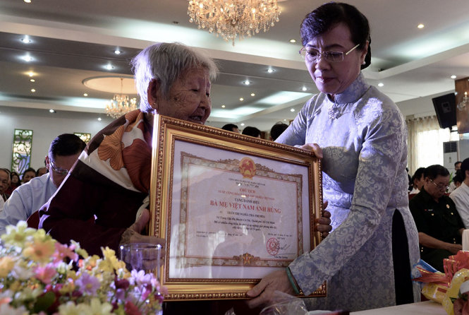 Chủ tịch HĐND TP.HCM Nguyễn Thị Quyết Tâm trao tặng danh hiệu vinh dự Nhà Nước 