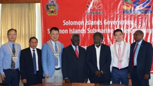 Thủ tướng Quần đảo Solomon, ông Manasseh Sogavare (trung tâm), chụp ảnh cùng các quan chức hãng Huawei tại lễ ký kết hợp đồng - Ảnh: Chính phủ quần đảo Solomon/SMH