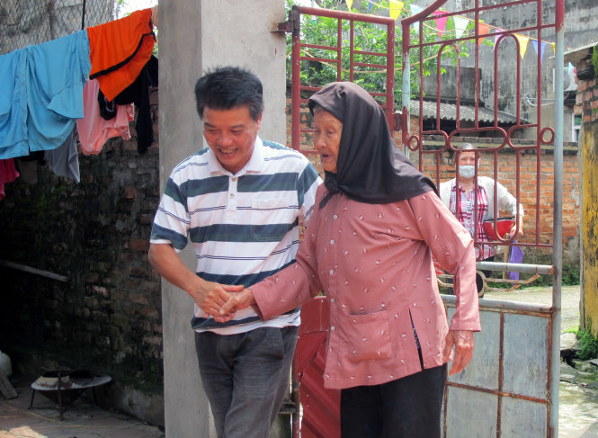 92 tuổi, nhưng hằng ngày mẹ Lê Thị Hý vẫn đi lại nhanh nhẹn, người bên cạnh bà là bí thư chi bộ thôn Nguyễn Đức Thành - Ảnh: ĐỨC BÌNH