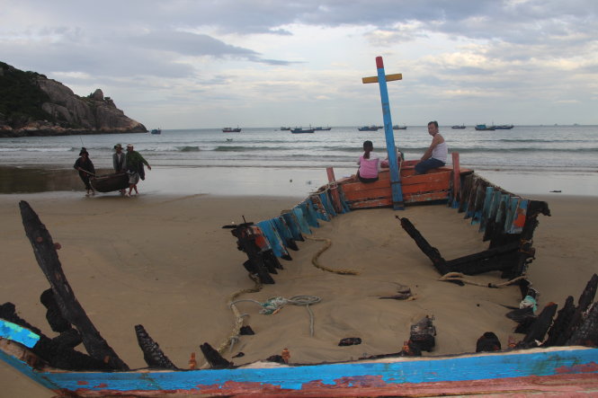 Con tàu của một ngư dân thôn Vĩnh Hội mới đây ra khơi gặp nạn, dạt vào bờ. Biển cho cá tôm nhưng cũng nhiều bất trắc - Ảnh: THÁI THỊNH