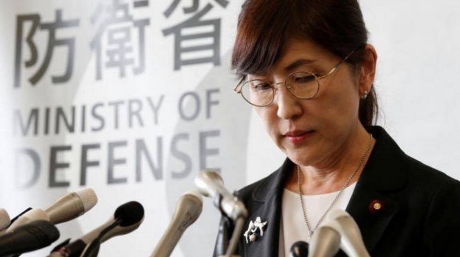 Bà Tomomi Inada thông báo từ chức sáng 28-7 - Ảnh: REUTERS
