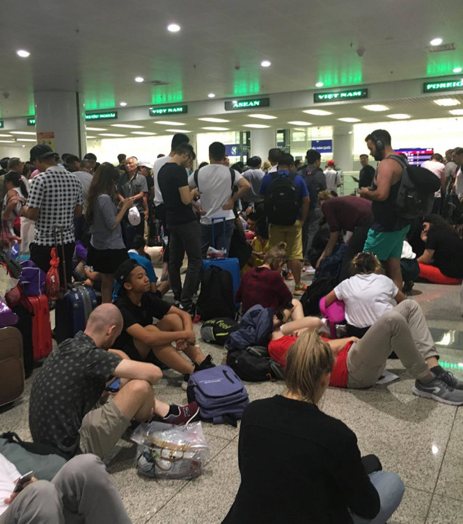 Hành khách chờ làm thủ tục nhập cảnh ở sân bay Nội Bài chiều tối 28-7 - Ảnh: N.QUỲNH