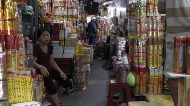 Tiểu thương các sạp của ngành hàng đồ cúng tại chợ tạm rầu rỉ vì buôn bán ế ẩm - Ảnh: NGUYỄN TRÍ