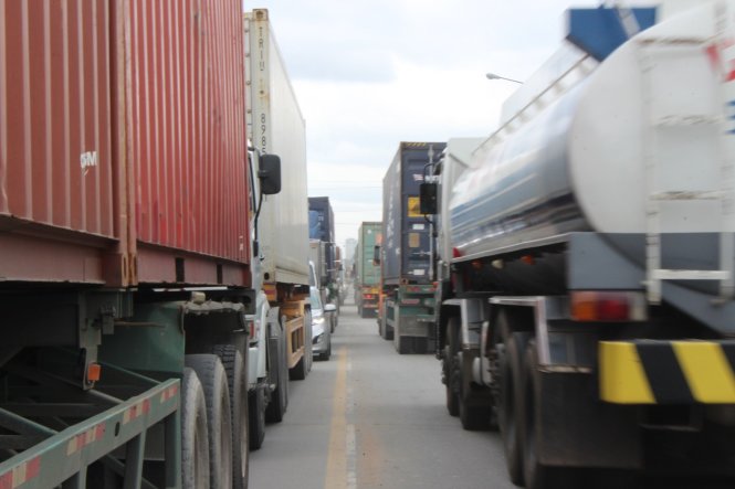 Do có lượng xe tải, container chở hàng hóa rất lớn nên tuyến đường ĐT743 thường xuyên kẹt xe - Ảnh: B.SƠN