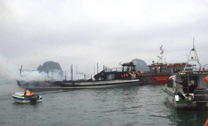 Một vụ tai nạn cháy tàu du lịch trên vịnhHạ Long đầu năm 2017 - Ảnh TL TTO