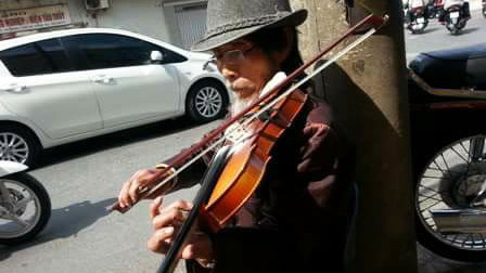 Khi còn sống, ông Lý thường mang cây đàn Violin ra các ngã tư để kéo - Ảnh: CTV