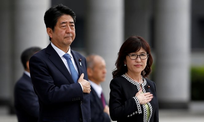 Bà Inada bên cạnh Thủ tướng Abe - Ảnh: Reuters