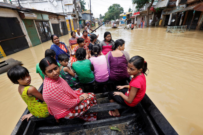Đường biến thành sông (ảnh chụp ở huyện Tây Midnapore, bang Tây Bengal, Ấn Độ) ngày 27-7 - Ảnh: Reuters