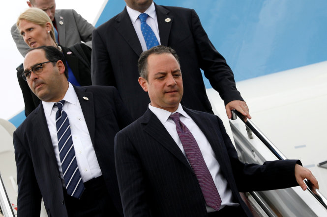 Ông Priebus (phải) và các cộng sự tại Nhà Trắng xuống sân bay ở Long Island trong chuyến tháp tùng ông Trump ngày 28-7 - Ảnh: Reuters