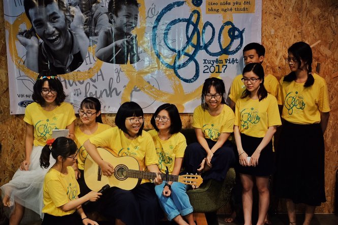 Các thành viên trẻ của Gieo xuyên Việt hát ca khúc do chính mình sáng tác trong buổi giới thiệu về dự án - Ảnh: M.TRANG