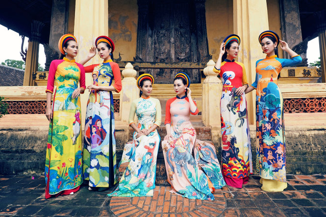 Các người mẫu Việt Nam trong bộ sưu tập áo dài Những ký ức tuổi thơ tại chùa Sisaket - ngôi chùa cổ nhất Viên Chăng với hàng ngàn tượng Phật